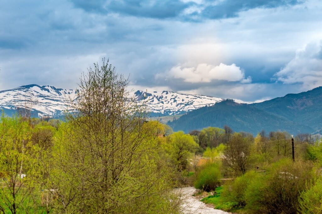 Фотоотчет о путешествии в Карпаты с фотоаппаратом Lumix GX8 - 78 - вид на гору Драгобрат с моста реки Лазещина