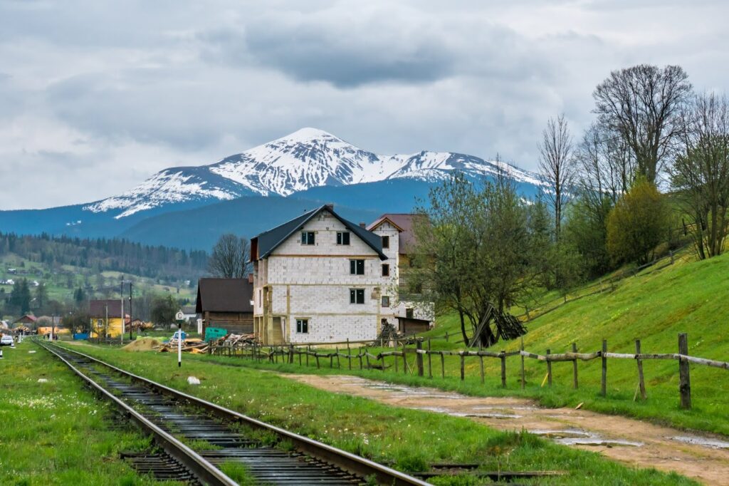 Фотоотчет о путешествии в Карпаты с фотоаппаратом Lumix GX8 - 79 - вид на гору Говерла около железнодорожной станции Лазещина