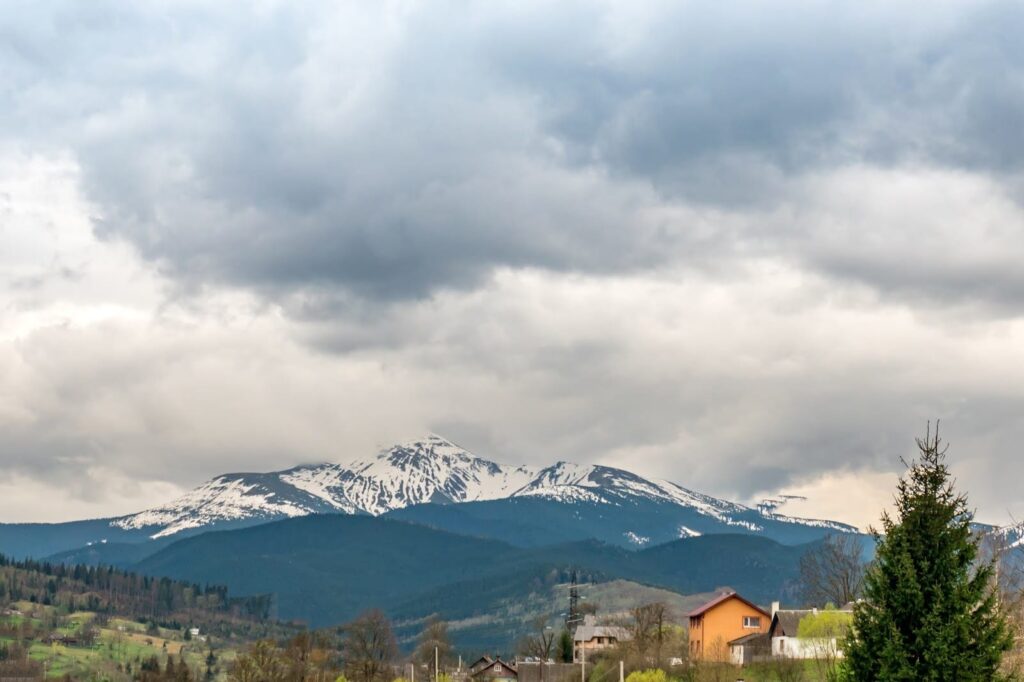 Фотоотчет о путешествии в Карпаты с фотоаппаратом Lumix GX8 - 81 - вид на гору Говерла в Лазещине