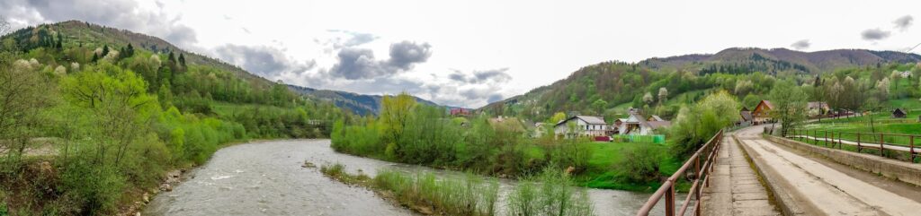 Фотоотчет о путешествии в Карпаты с фотоаппаратом Lumix GX8 - 87 - Панорама Квасов с моста через речку Черная Тиса
