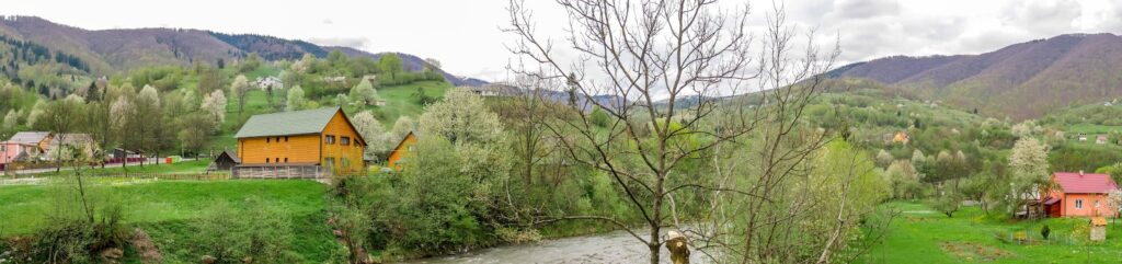 Фотоотчет о путешествии в Карпаты с фотоаппаратом Lumix GX8 - 88 - Панорама Квасов с моста через речку Черная Тиса