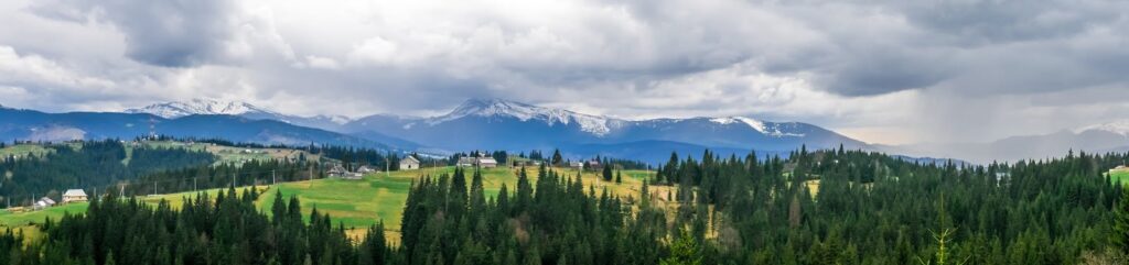 Фотоотчет о путешествии в Карпаты с фотоаппаратом Lumix GX8 - 96 - Панорама с полонины Перцы на горы Говерла, Петрос и Драгобрат