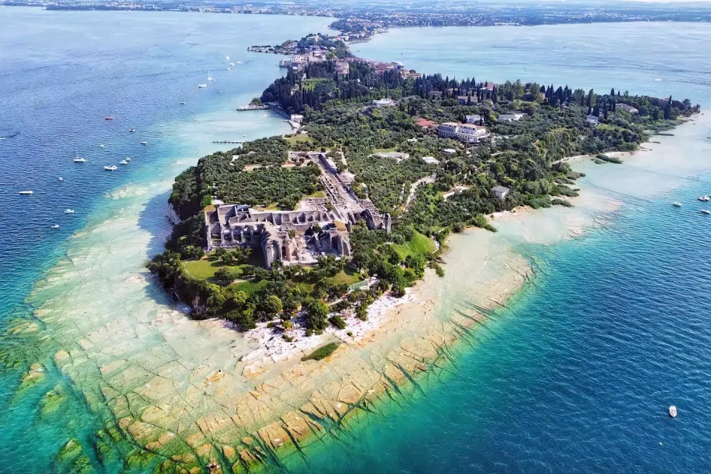 Пляж Ямайка Бич на полуострове Сермионе на озере Гарда