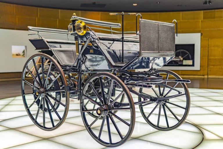 Музей Мерседес-Бенз в Штутгарте - 02 - 1886 Daimler Motorized Carriage