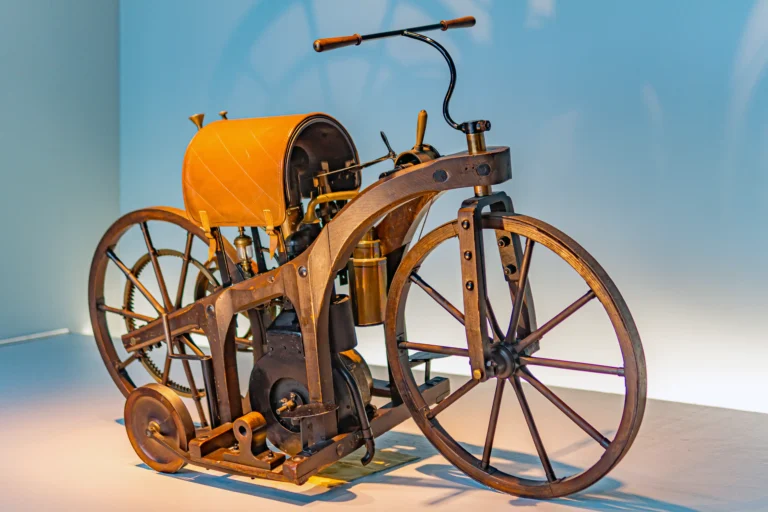 Музей Мерседес-Бенз в Штутгарте - 03 - 1885 Daimler Reitwagen