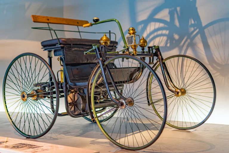 Музей Мерседес-Бенз в Штутгарте - 04 - 1889 Daimler motorized quadricycle - the “Wire-Wheel Car”
