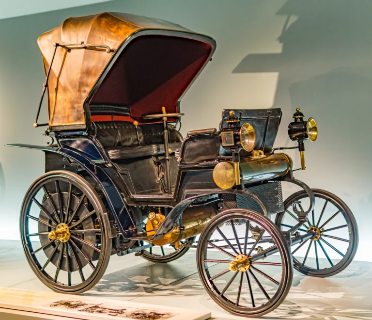 Музей Мерседес-Бенз в Штутгарте - 07 - 1896 Daimler Vis-à-Vis belt-driven car